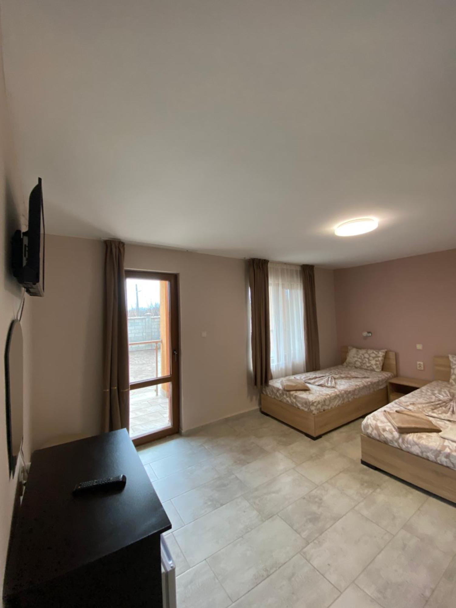 Guest Rooms Wild Duck Ezerets Buitenkant foto