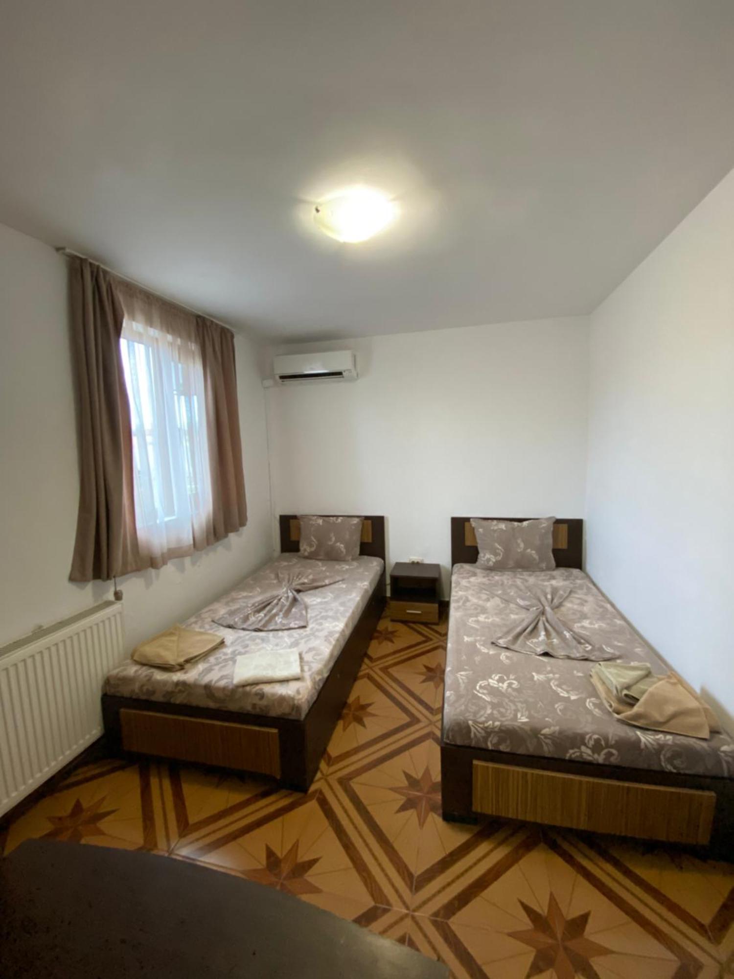 Guest Rooms Wild Duck Ezerets Buitenkant foto