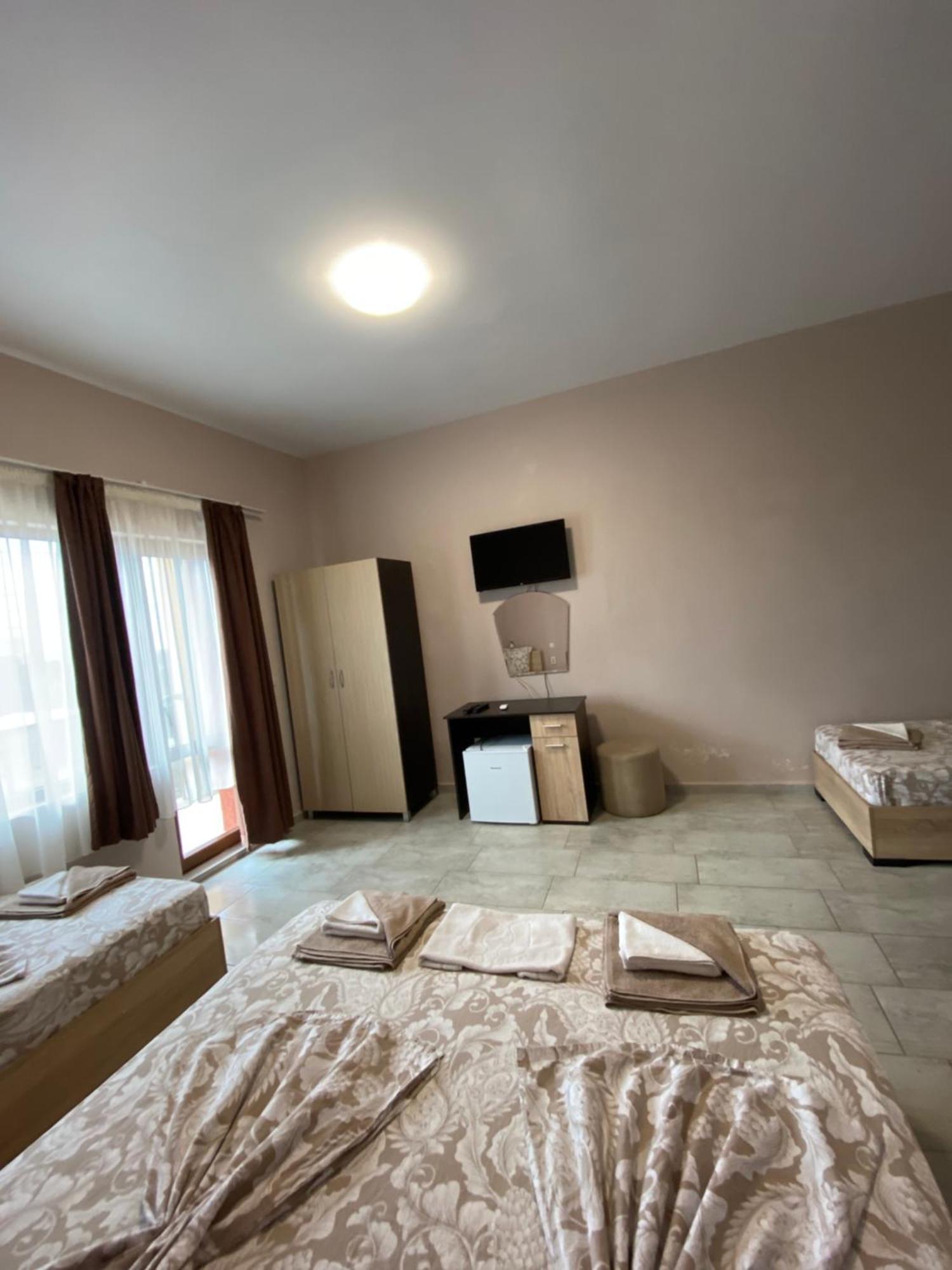 Guest Rooms Wild Duck Ezerets Buitenkant foto