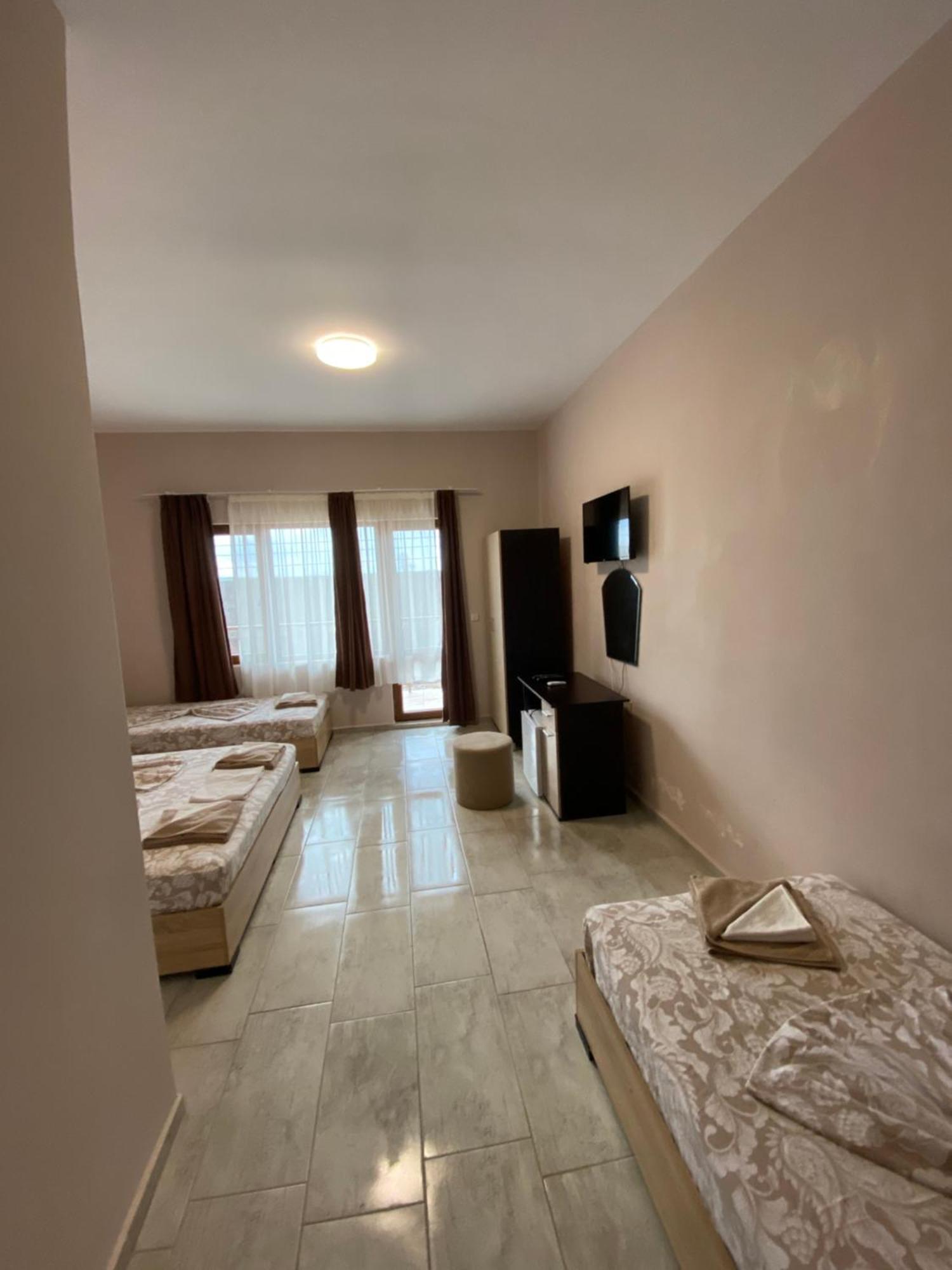 Guest Rooms Wild Duck Ezerets Buitenkant foto