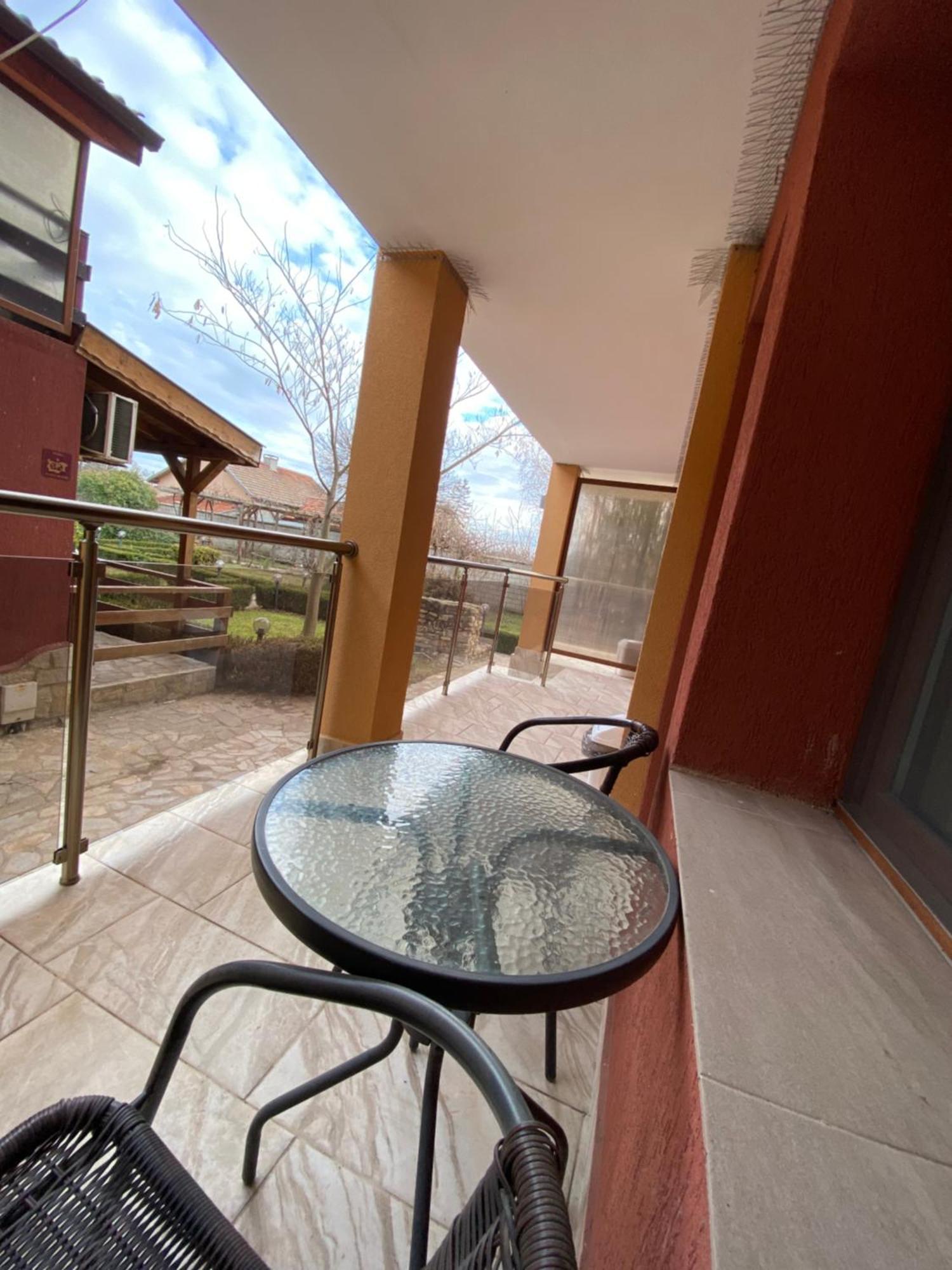 Guest Rooms Wild Duck Ezerets Buitenkant foto