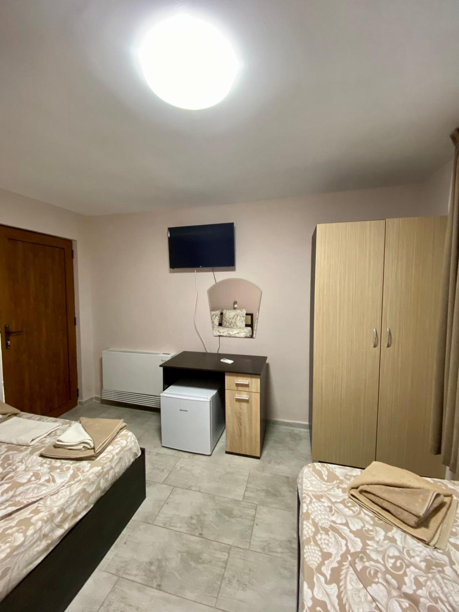 Guest Rooms Wild Duck Ezerets Buitenkant foto