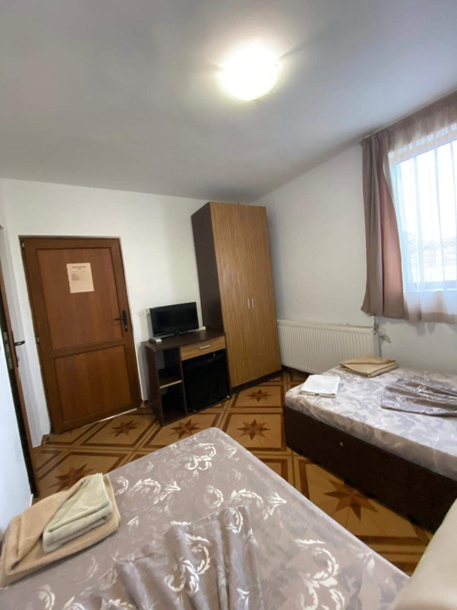 Guest Rooms Wild Duck Ezerets Buitenkant foto