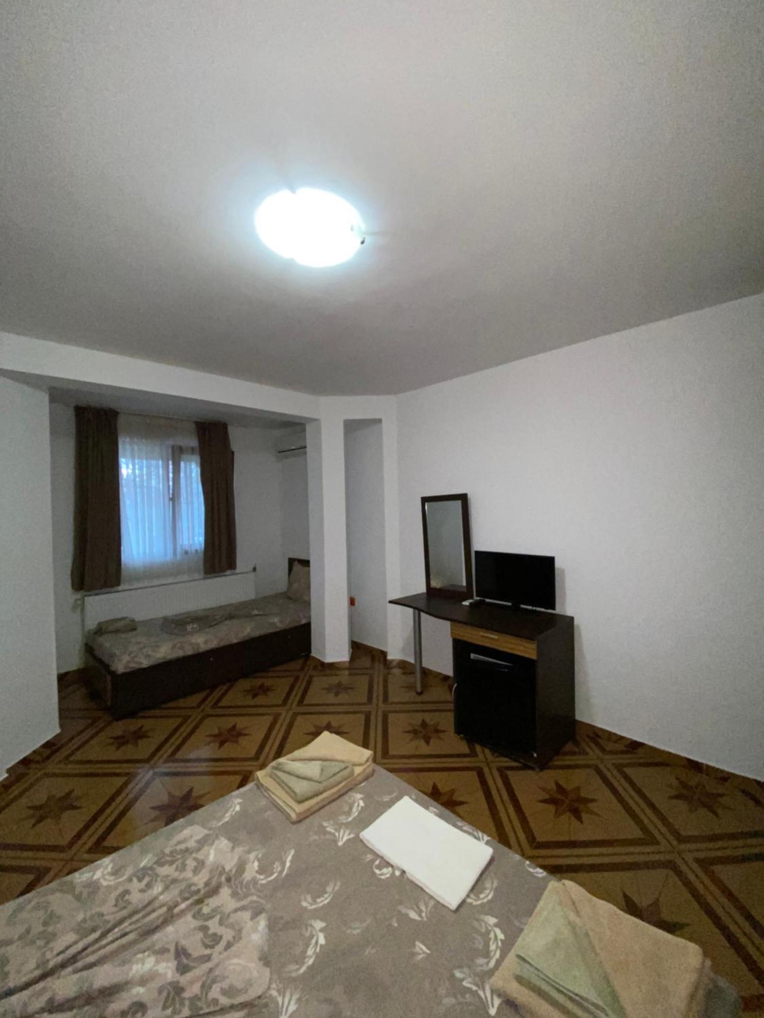 Guest Rooms Wild Duck Ezerets Buitenkant foto