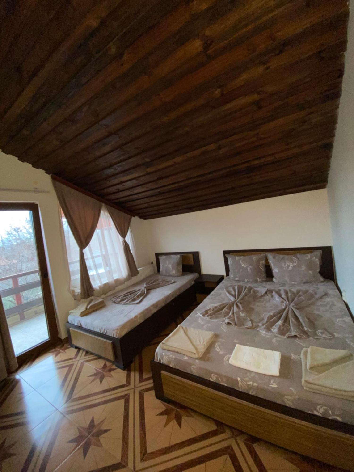 Guest Rooms Wild Duck Ezerets Buitenkant foto