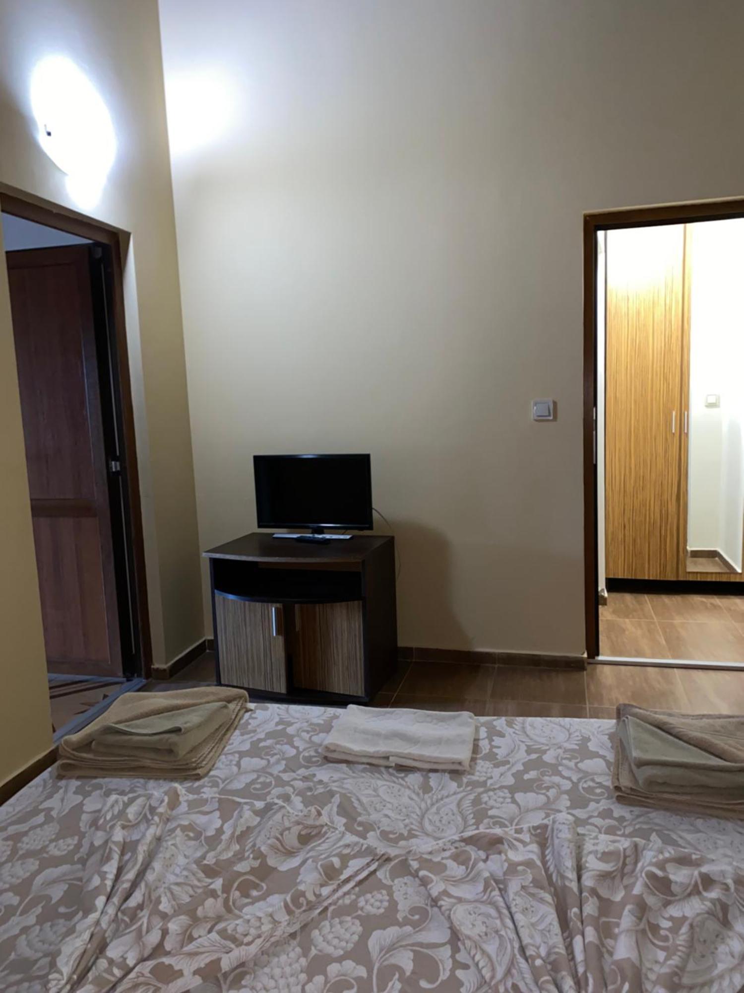Guest Rooms Wild Duck Ezerets Buitenkant foto