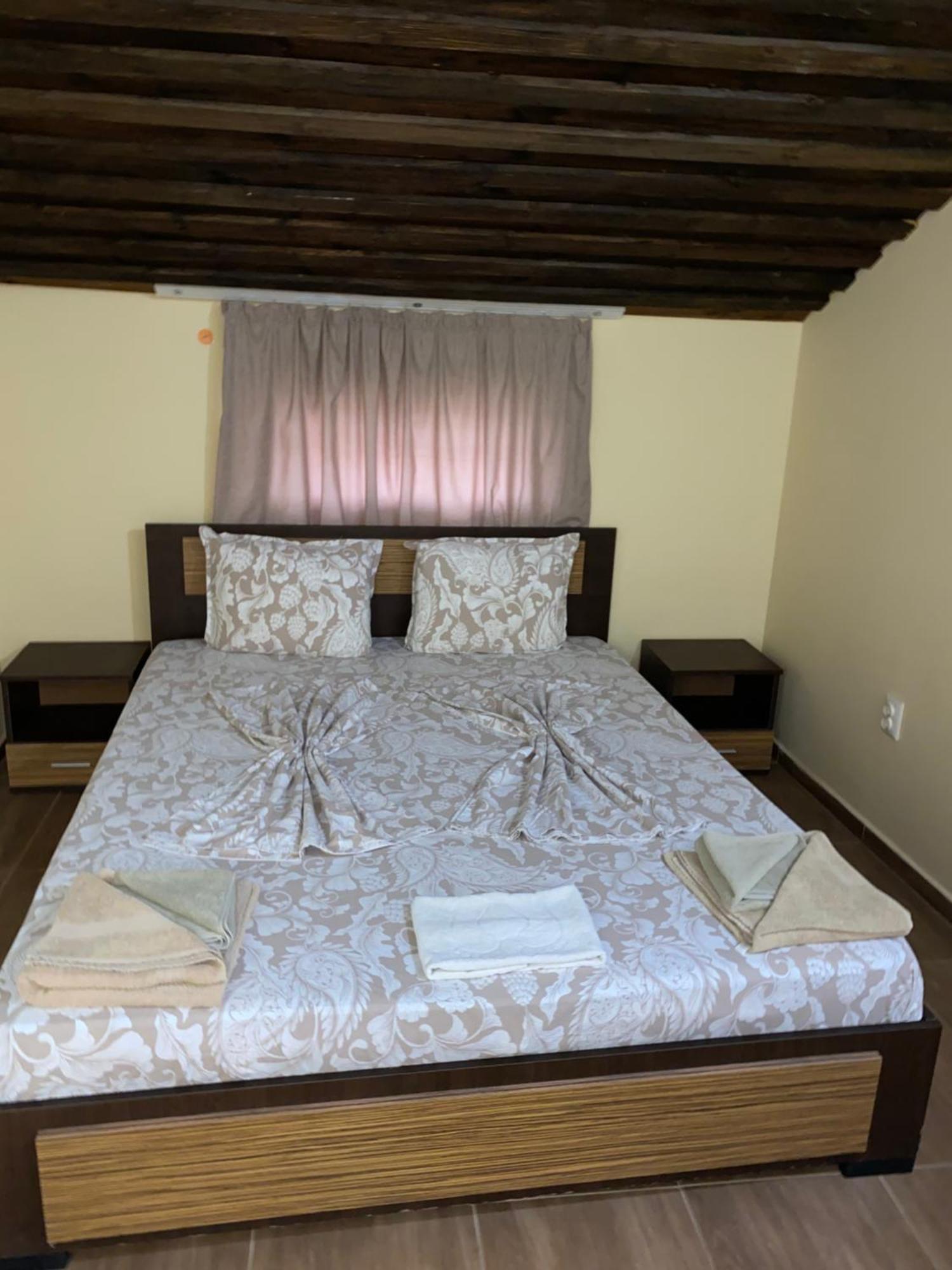 Guest Rooms Wild Duck Ezerets Buitenkant foto